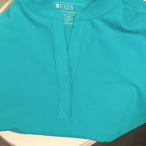 Figs, oasis size small Rafaela top no flaws